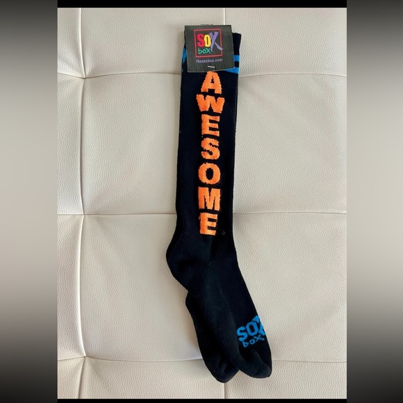 ✨SOLD✨Women’s Sox Box: AWESOME - Picture 1 of 2